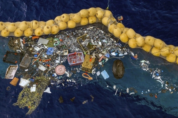 Barierele plutitoare instalate pe mare pentru colectarea deşeurilor de plastic nu ajută prea mult (studiu)