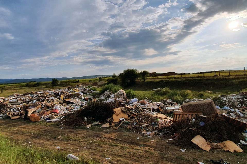 USR-PLUS Cugir acuză Primăria Cugir că a creat o groapă de gunoi ilegală la marginea localității Vinerea