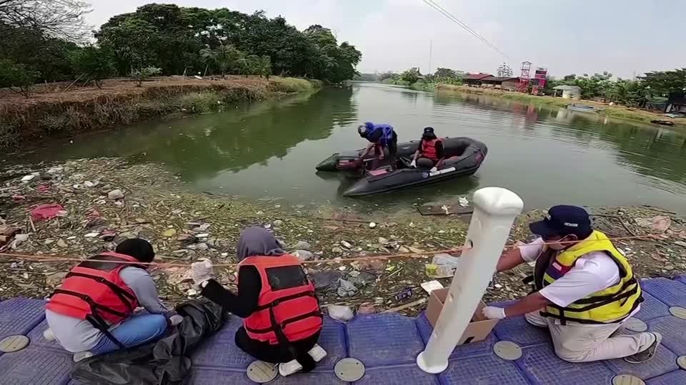 Seringi, măşti chirurgicale şi costume de protecţie plutesc pe apele din Indonezia
