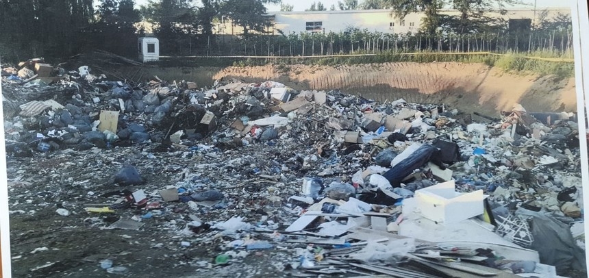 Groapa de gunoi clandestina, pe un teren al Primariei Sectorului 3. Locul era acoperit cu pamant peste care se turna beton