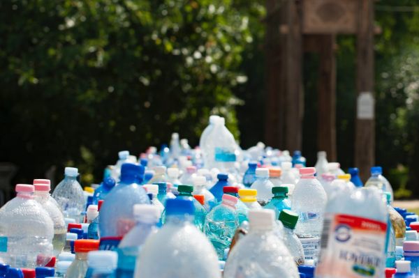 Scăderea preţurilor la petrol poate duce la diminuarea cererii de plastic reciclat