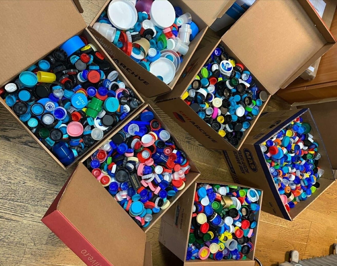 De ce desfacem dopurile sticlelor de plastic înainte de colectare?