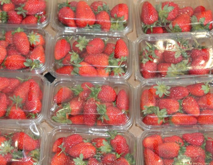 Eliminarea plasticului de unică folosință din viața ta înseamnă mai puține surse de microplastic în alimentație