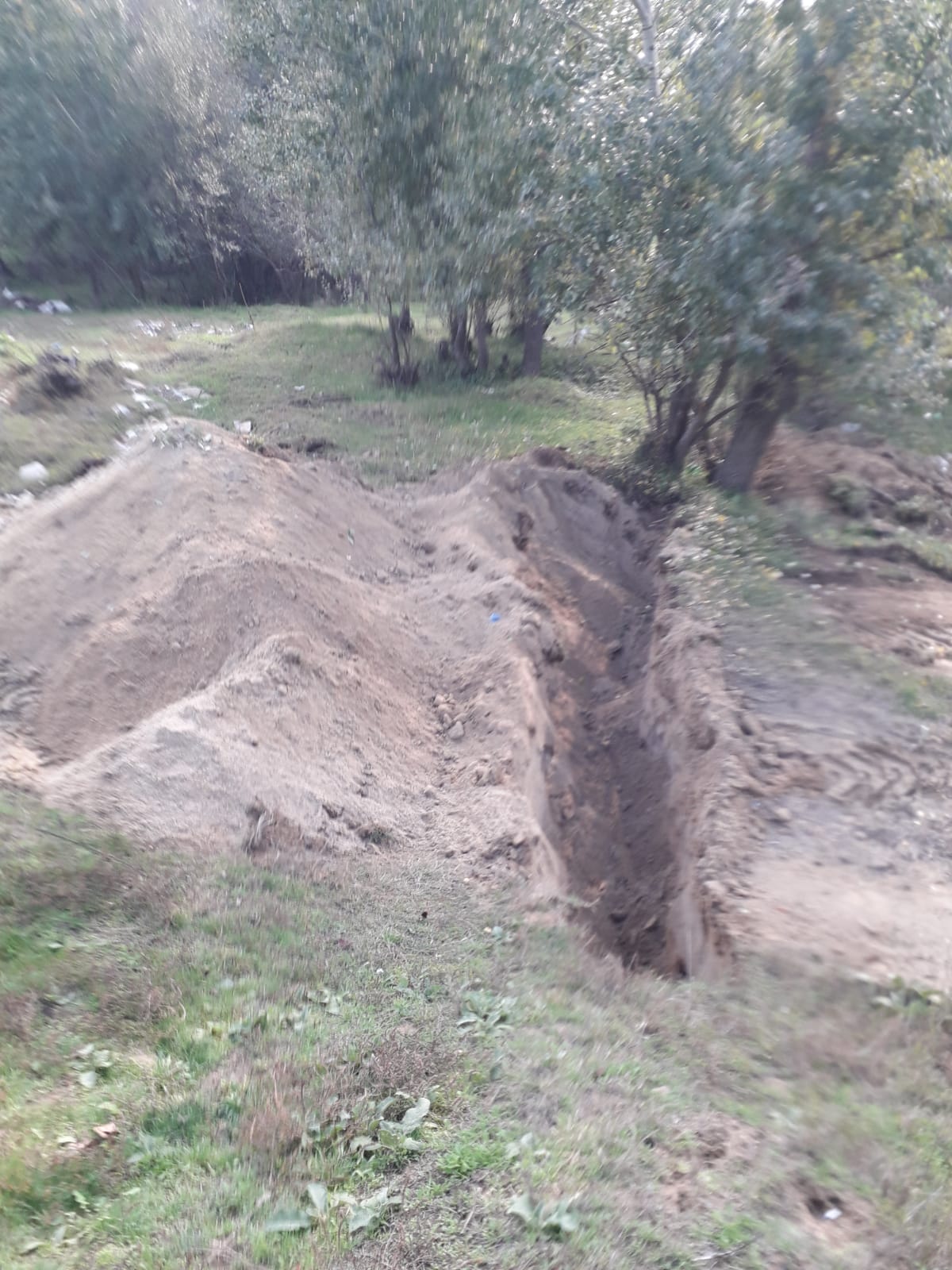 Administrația Bazinală de Apă Jiu, forțată să blocheaze drumul către albia râului Amaradia pentru ca oamenii să nu mai depoziteze gunoaie