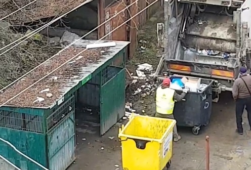 Gunoaiele selectate, adunate la grămadă, la Cluj