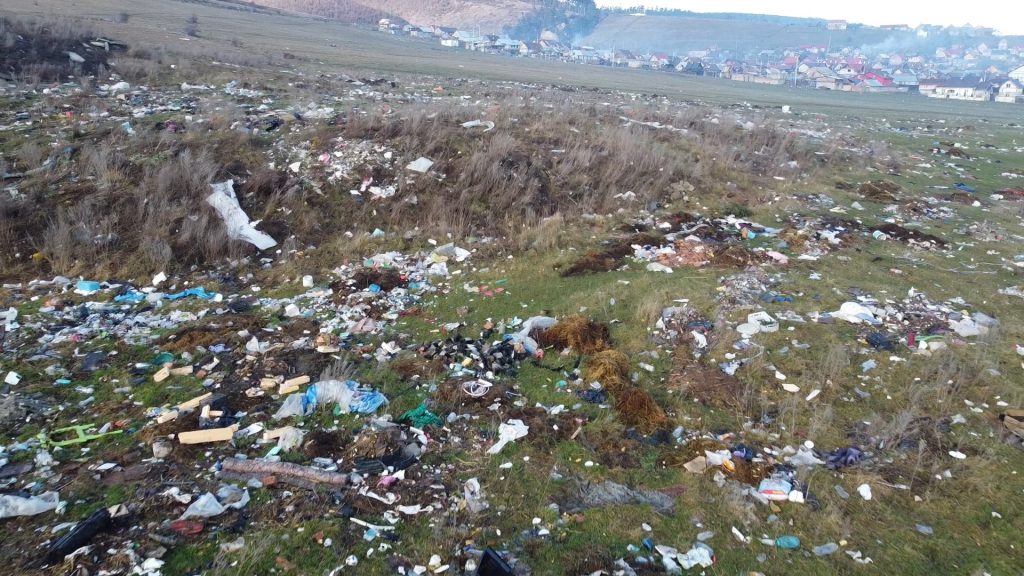 Tone de gunoaie aruncate pe câmp, la Codlea