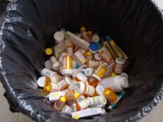 Medicamentele expirate ajung la gunoi, deși e interzis. Farmaciile refuză să le primească pentru că legea e incompletă