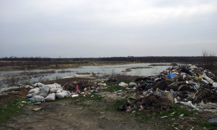 Patru persoane şi o firmă din Adunaţii Copăceni, trimise în judecată pentru deversări de deşeuri în râul Argeş