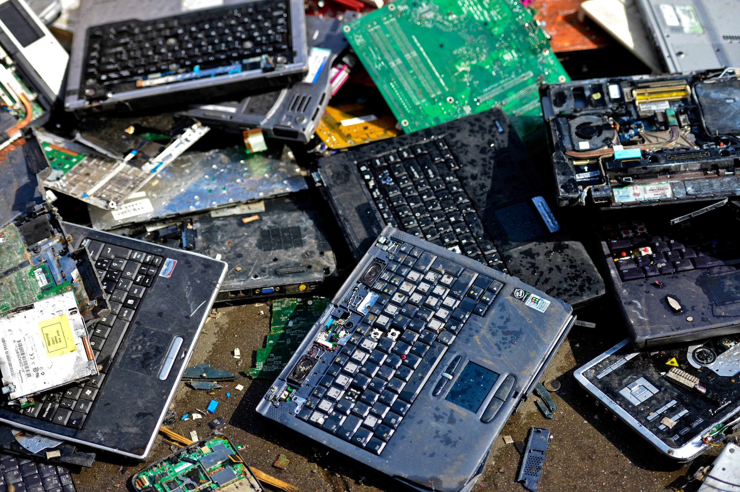 Deşeurile nevăzute rezultate în urma producţiei unui smartphone şi a unui laptop cântăresc 86, respectiv 1200 de kilograme