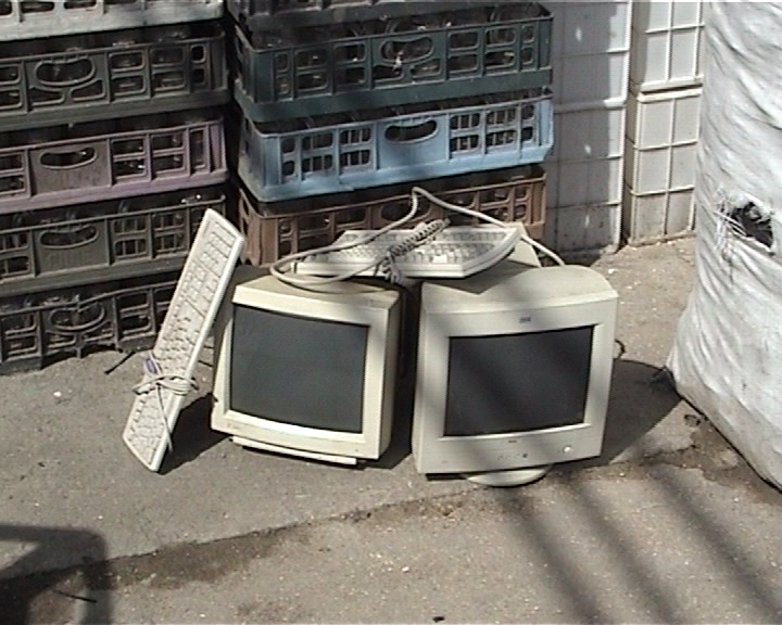 Puncte de colectare DEEE (frigidere, televizoare, becuri, baterii etc) deschise începand cu 27 martie la Târgu Mureș