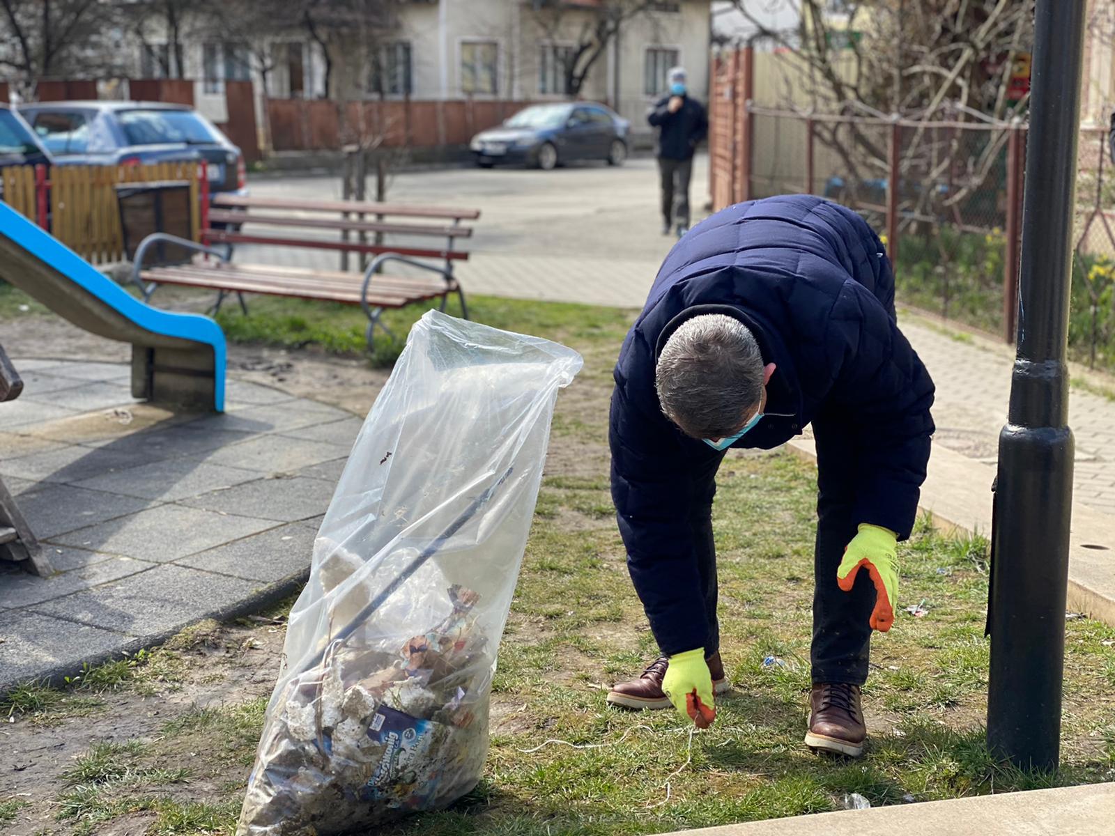 Peste 500 de angajați ai Primăriei Bistrița au strâns gunoaiele din oraș