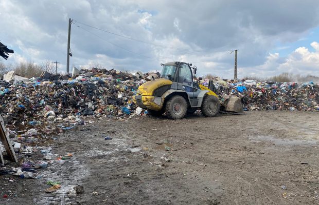 Depozit de deșeuri provenite din construcții și resturi de mobilă, la Caransebeș