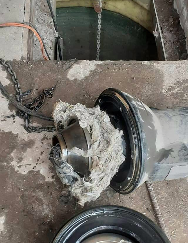 Ce se întâmplă atunci când arunci șervețele umede sau alte deșeuri menajere în vasul de toaletă