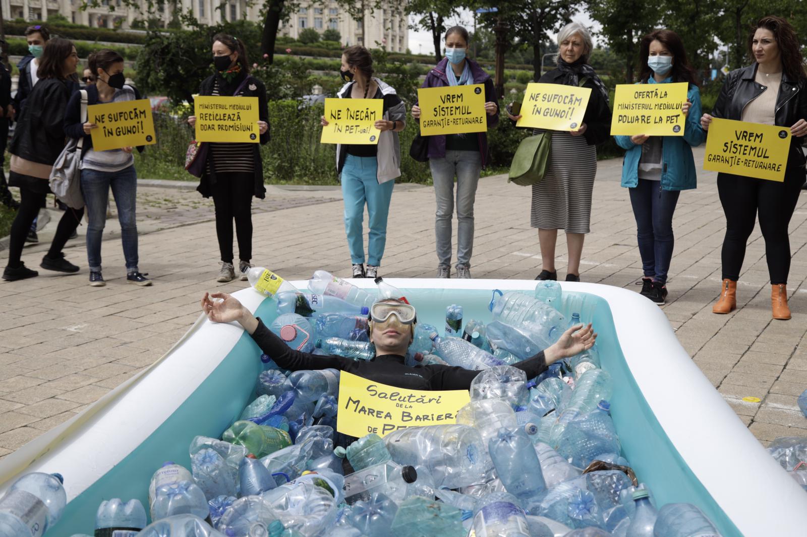 Protest cu PET-uri la Ministerul Mediului: România va deveni o piscină cu plastic, în care ne vom îneca