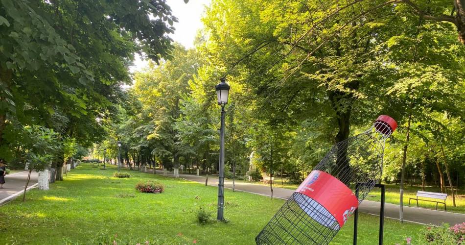 Spaţiu de colectare a sticlelor de plastic, în Parcul Poroineanu din Caracal