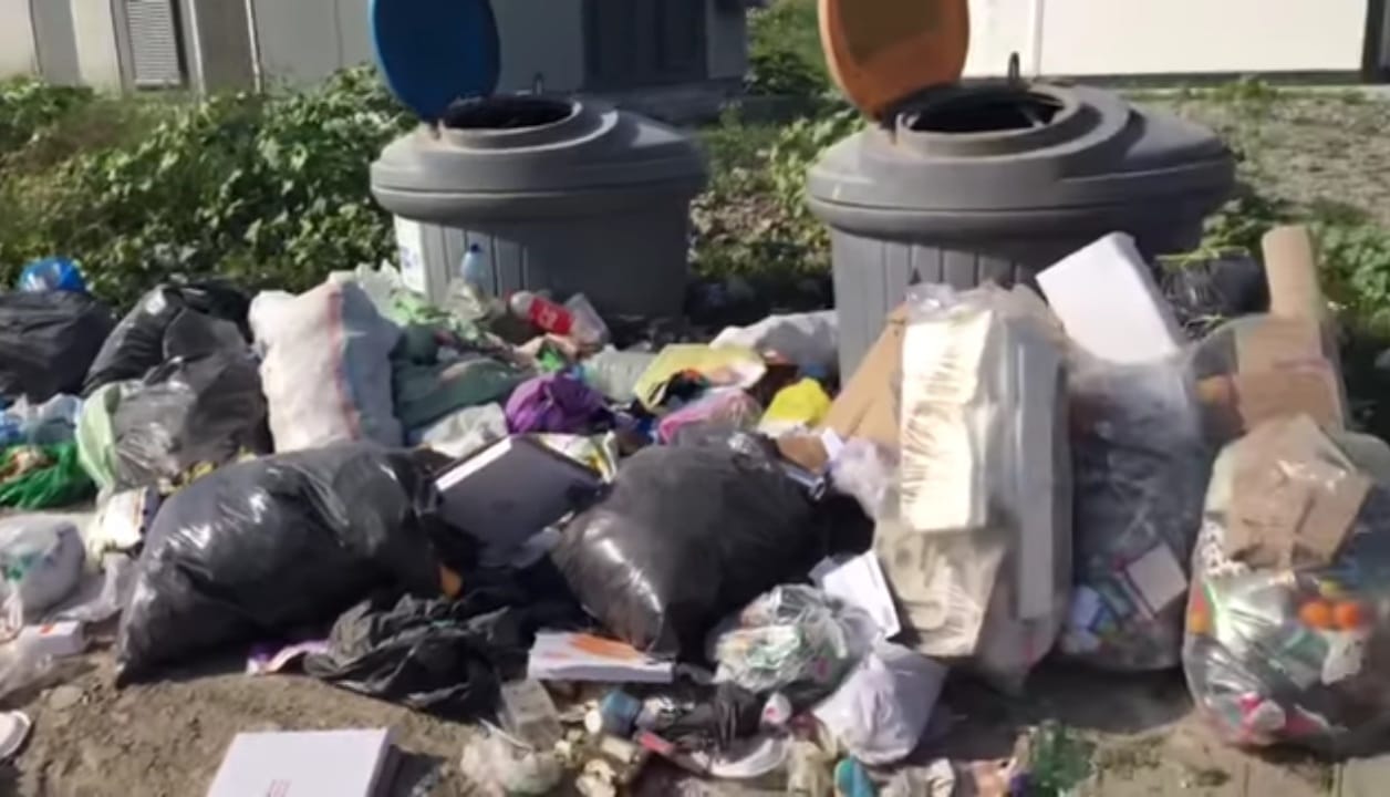 Deșeurile abandonate de unii bistrițeni în jurul platformelor de gunoi arată lipsa de interes față de colectarea selectivă