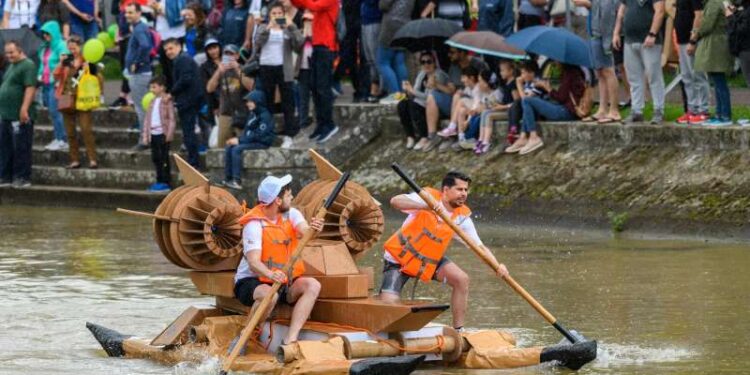 Concurs de bărci din materiale reciclabile, pe Canalul Bega