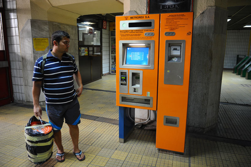 Metrorex dă calatorii la schimb cu pet-uri, sticle sau doze de aluminiu în staţiile de metrou Dimitrie Leonida şi Pipera