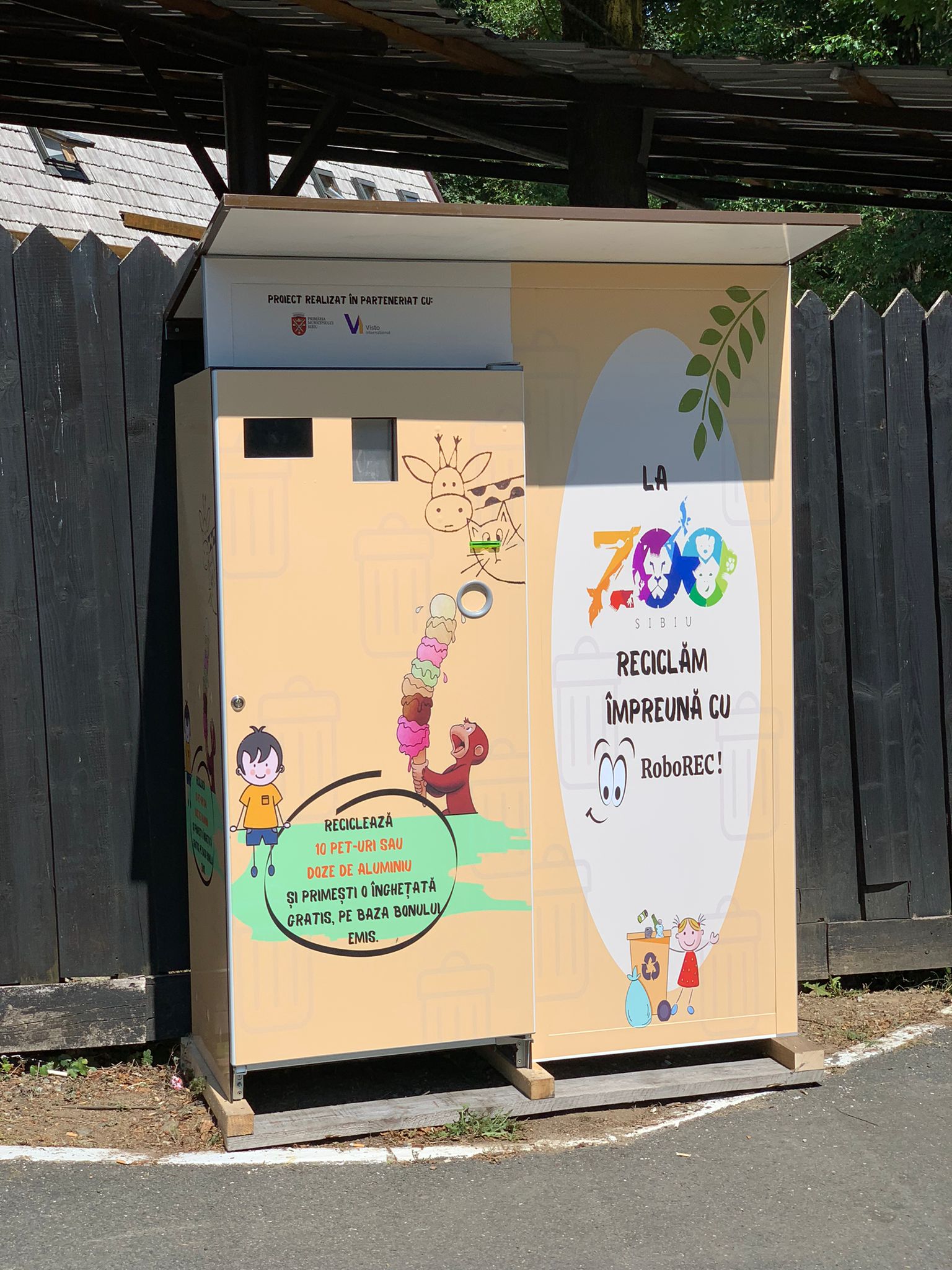 Dai 10 sticle de plastic sau aluminiu și primești o înghețată la Zoo Sibiu