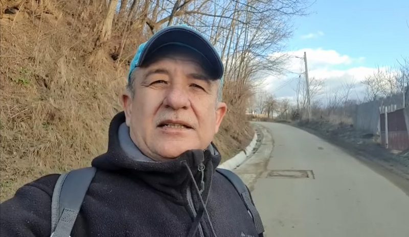 Exemplu civic al unui primar din Alba, a mers să strângă gunoaiele aruncate pe drumul principal al comune