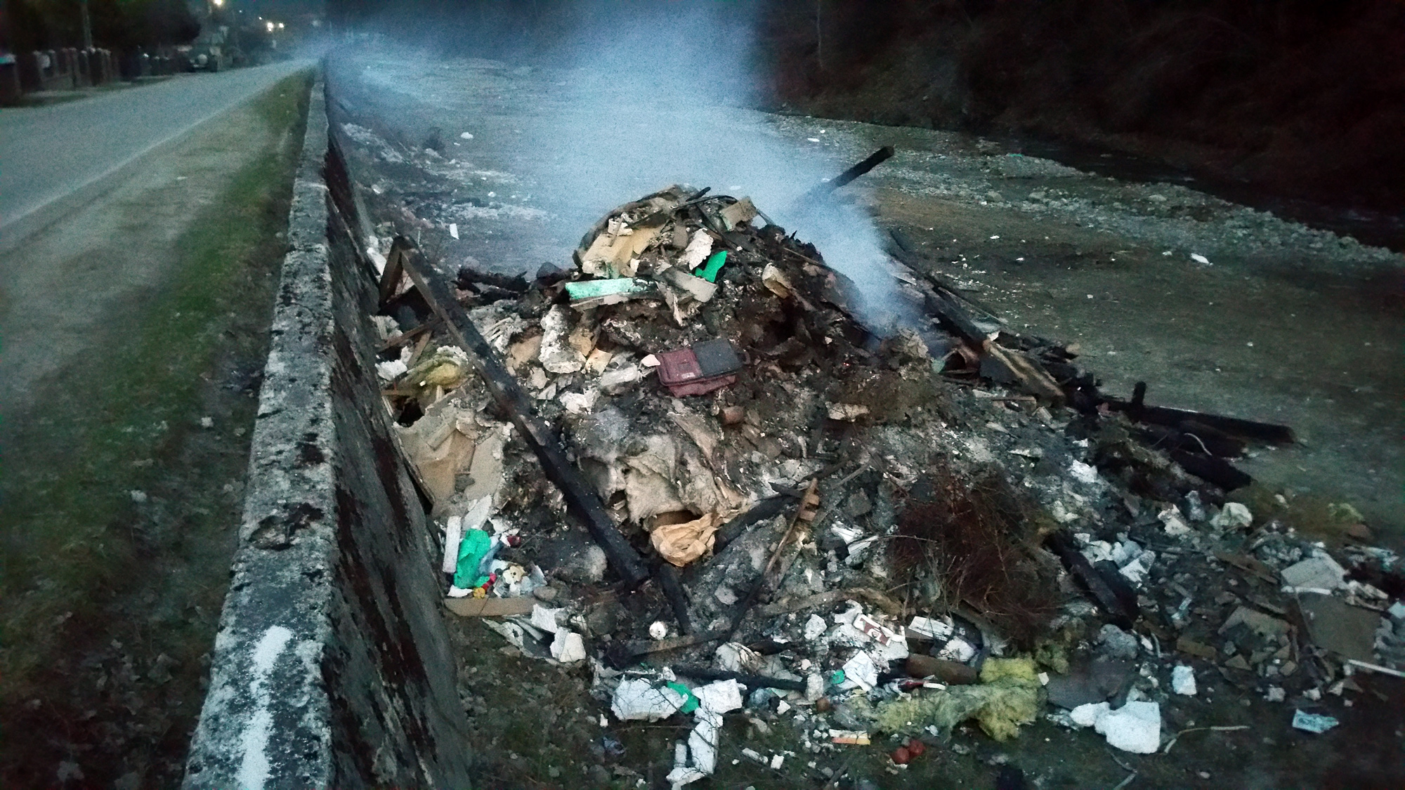 Închisoare pentru incendierea sau îngroparea deșeurilor – OUG a fost adoptată de Guvern