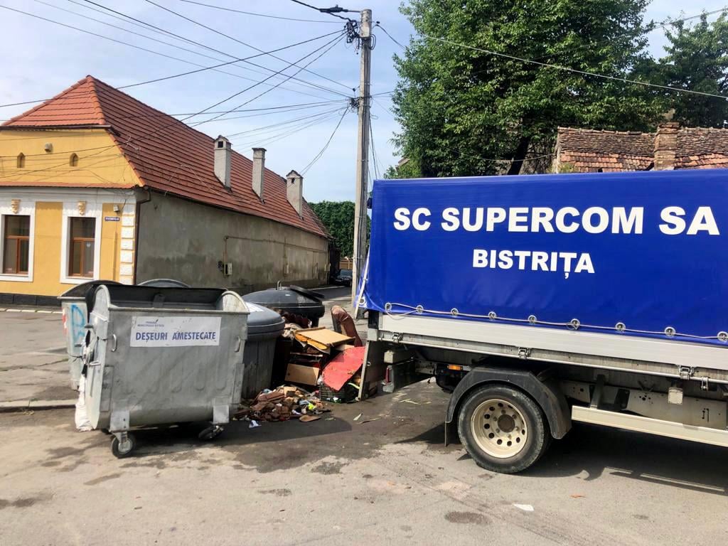Bistrița. Supercom distribuie saci albaștri și verzi pentru colectarea fracțiilor reciclabile din hârtie / carton și din sticlă
