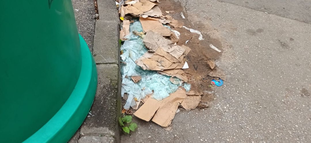 Sticla provenita de la ferestre nu trebuie pusa in clopotele verzi, nici langa acestea. RETIM nu o va ridica, iar amenzile sunt mari